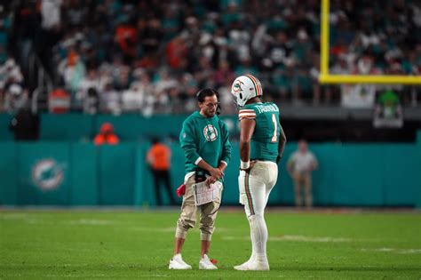 Dolphins sign coach Mike McDaniel to new contract, extend him .